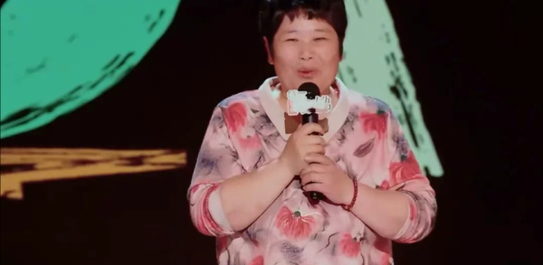 大牛网 祈年文潭：“房主任”的脱口秀，用最好笑的段子发出对家暴最沉重的批判