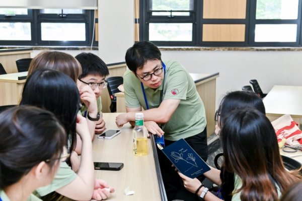 道正网配资 港澳台“未来教师”共诵杜甫的爱国情怀
